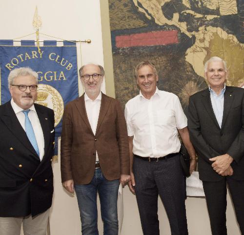 Il vicepresidente del Friuli Venezia Giulia, Riccardo Riccardi, assieme al presidente del Rotary Club Muggia, Giancarlo Cortellino, alla presentazione del Rotary Happycamp Ancarano 2019.
